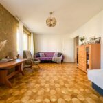 Jasny pokój dzienny z wyjściem na balkon w mieszkaniu 3-pokojowym na Bazylianówce w Lublinie