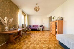 Jasny pokój dzienny z wyjściem na balkon w mieszkaniu 3-pokojowym na Bazylianówce w Lublinie